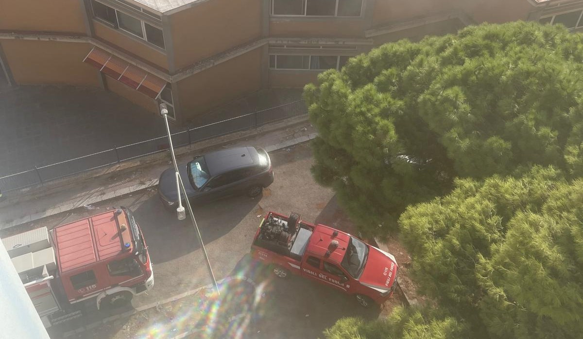 Fumo dall'area della scuola "Capuana", sul posto arrivati i vigili del fuoco - 