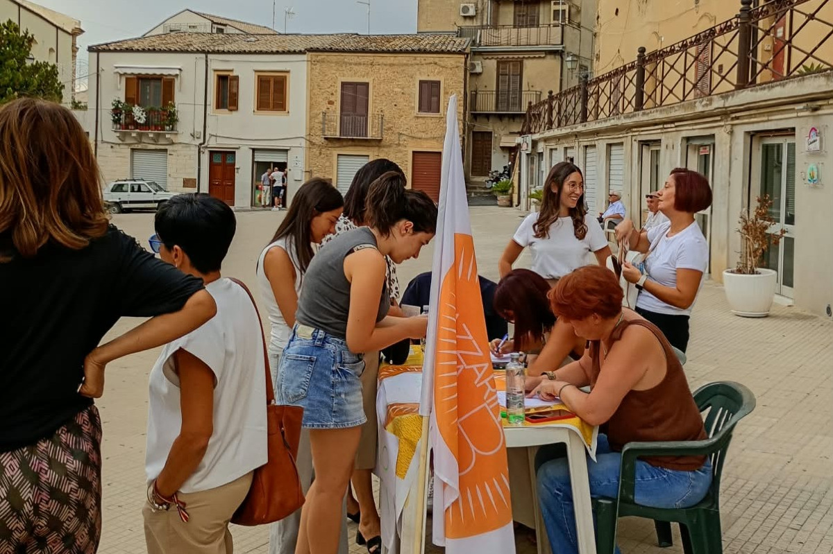 "Mazzarino lab" in piazza contro violenza e paura, firme e richiesta di un incontro al prefetto - 