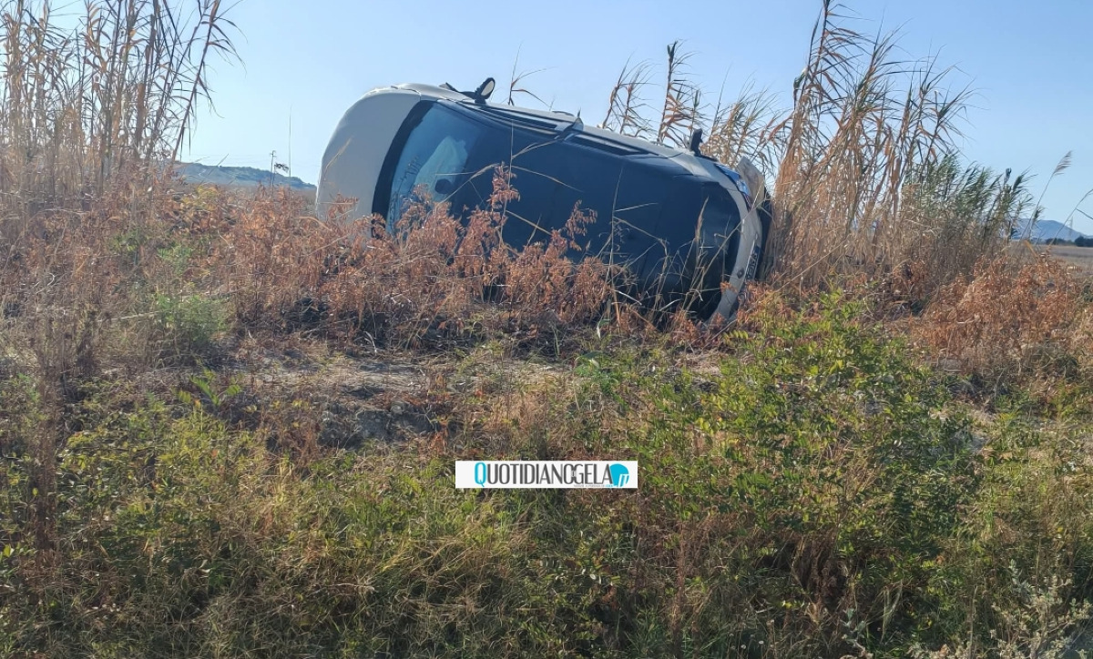 Via Butera, vettura con un'intera famiglia a bordo ribaltata e fuori strada - 