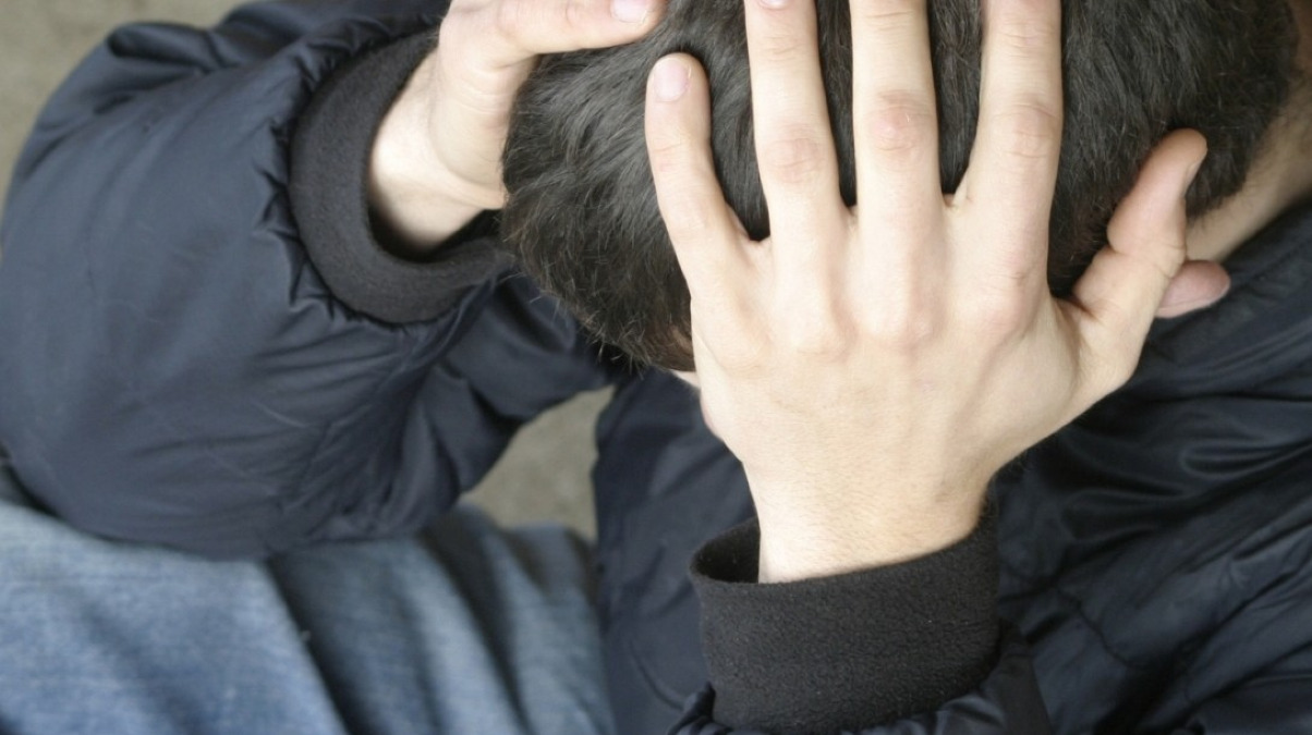 Minacce e violenze ai genitori anche con un coltello, pretendeva soldi per la droga: trentenne a giudizio - 