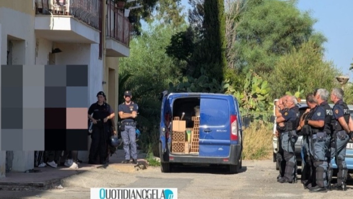 Emergenza Iacp, sgombero  coatto e tensioni in via Attica - Lo sgombero in via Attica 
