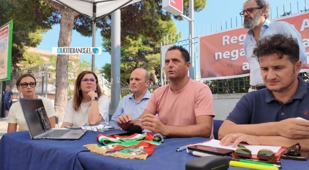 Vertenza sanità, maggioranza: "Cirrone Cipolla mente sapendo di mentire" - Di Stefano ed esponenti di maggioranza al presidio 