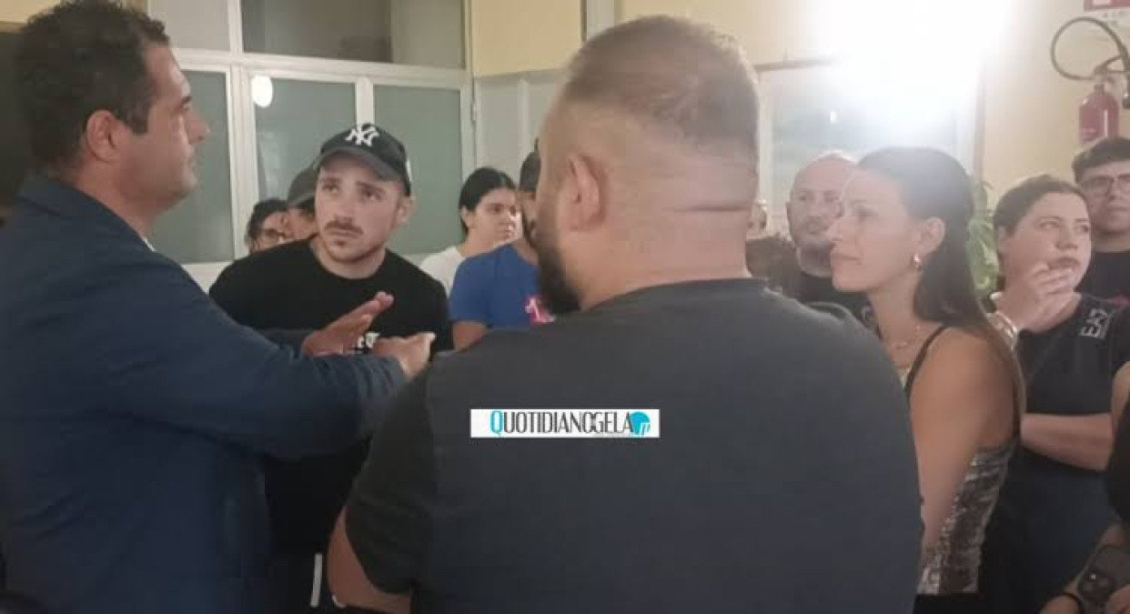 Sgomberi Iacp, relazione trasmessa alla Regione: Di Stefano, "troppi alloggi murati e chi ha bisogno è fuori" - Di Stefano insieme a una delegazione di famiglie