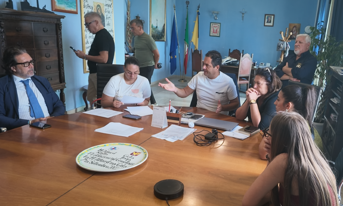 Case Iacp, a Gela è emergenza sociale: " Non lasciateci per strada" - Di Stefano insieme a una delegazione di famiglie