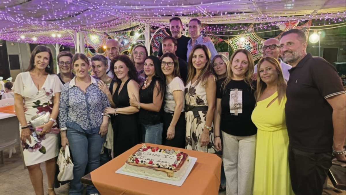 A 32 anni dal diploma, la rimpatriata dei compagni di scuola - 