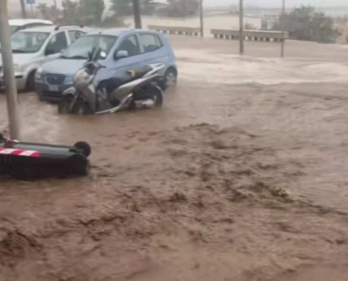 Pioggia e allagamenti, chiuso un tratto del lungomare: sindaco sul posto, verifiche in varie aree - La zona del lungomare allagata