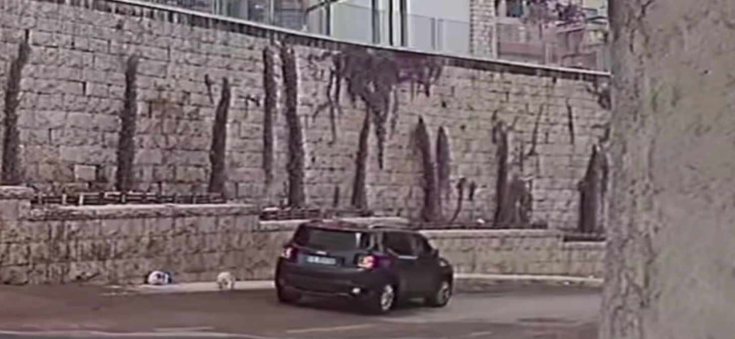 Abbandoni di rifiuti e Di Stefano denuncia: Cafa', "servizio peggiorato, si applichino penali a Impianti" - L'auto di chi ha lanciato il sacchetto con la spazzatura ripresa dai sistemi video