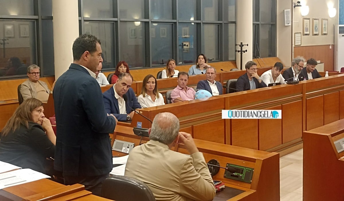 Vertice maggioranza, slitta riunione: sindaco dà precedenza alla situazione meteo e alle verifiche necessarie  - Il sindaco Di Stefano in aula consiliare con gli esponenti di maggioranza 