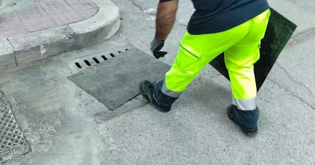 Caditoie ostruite, avviato un monitoraggio: ancora tappetini che bloccano l'afflusso dell'acqua  - 