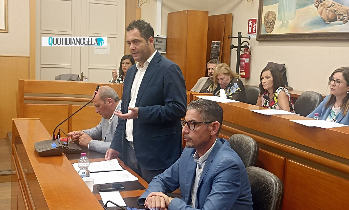 "Alleati riflettano, poi possibile azzeramento", Di Stefano: "Tutti diano sostegno, ricandidatura? Vedremo" - Il sindaco Di Stefano insieme agli assessori