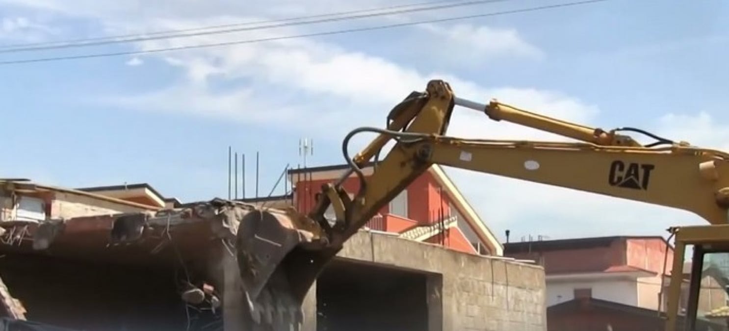 Fondi non spesi per demolire immobili abusivi, Regione revoca finanziamenti per 170 mila euro  - 