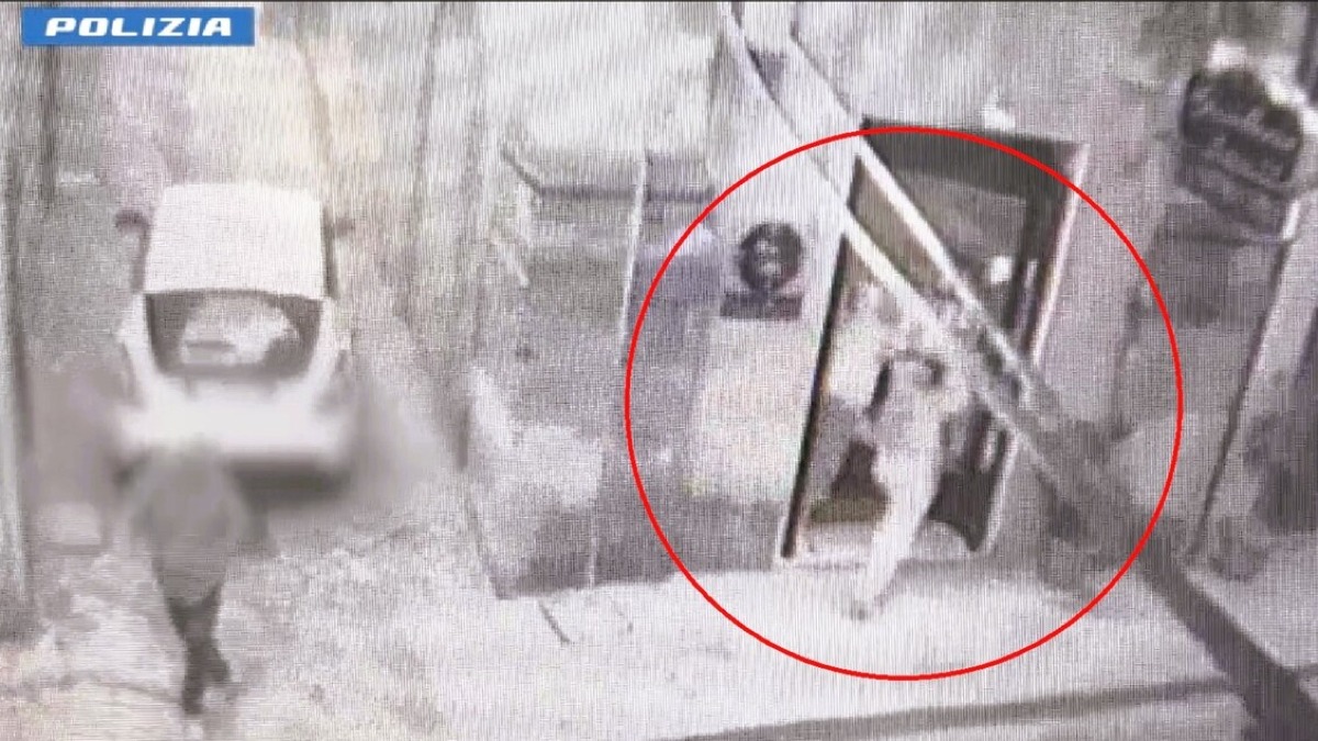 Spaccata in una gioielleria del centro storico, per due minori reato riqualificato ma pena confermata  - 