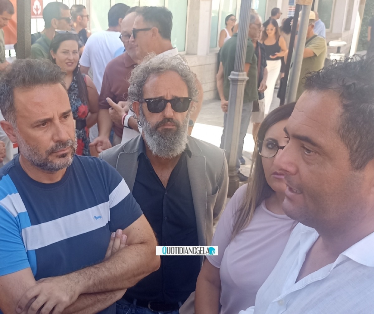 "Su sanità parole imbarazzanti da FdI, pensi a indagati", M5s: "Centrodestra partecipi a manifestazione" - Pentastellati insieme al sindaco Terenziano Di Stefano 