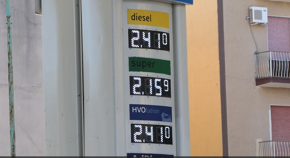 Benzina alle stelle, Enilive attua il price cap a 2,19 euro al litro - 
