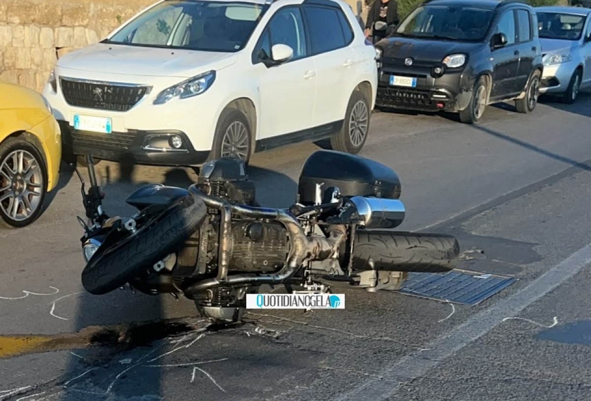Schianto stradale sul lungomare, impatto tra moto e auto: ci sono feriti