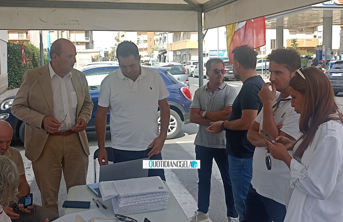 Caro carburante e royalties, "Gela nova": "Sindaco pensi a risolvere le questioni della città" - Il sindaco Terenziano Di Stefano al presidio allestito davanti all'ospedale Vittorio Emanuele 