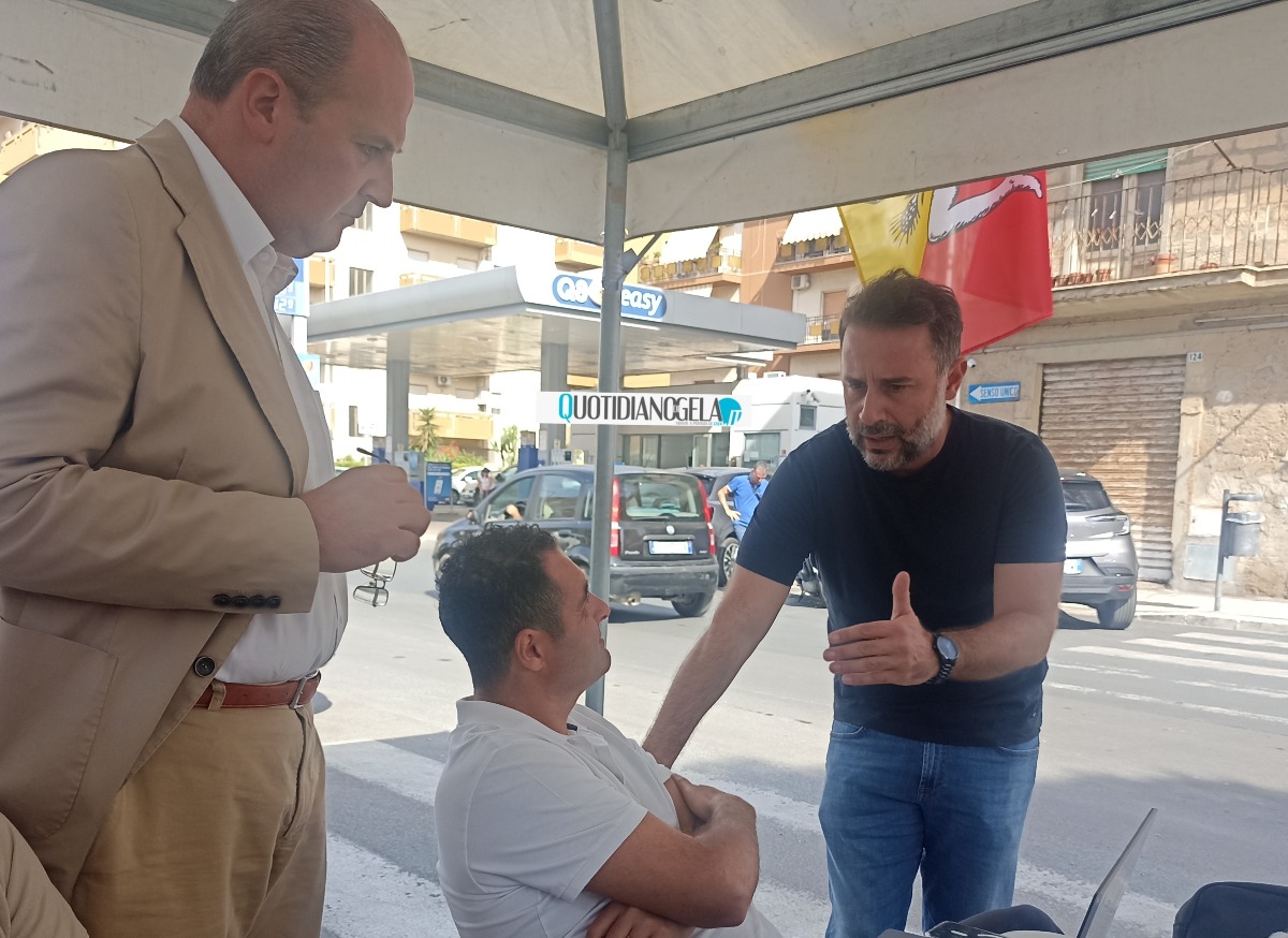 Di Stefano e Frazone: "Da Asp solo medici a tre mesi, specializzandi e incarichi generici" - Franzone, Di Stefano e il parlamentare Ars Di Paola al presidio 