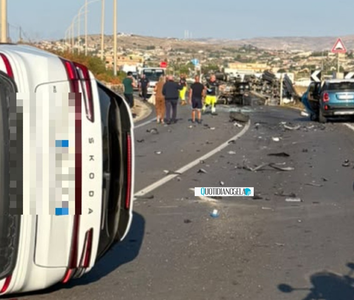 Terribile schianto sulla Gela-Manfria, auto e un compattatore ribaltati: sei feriti  - 