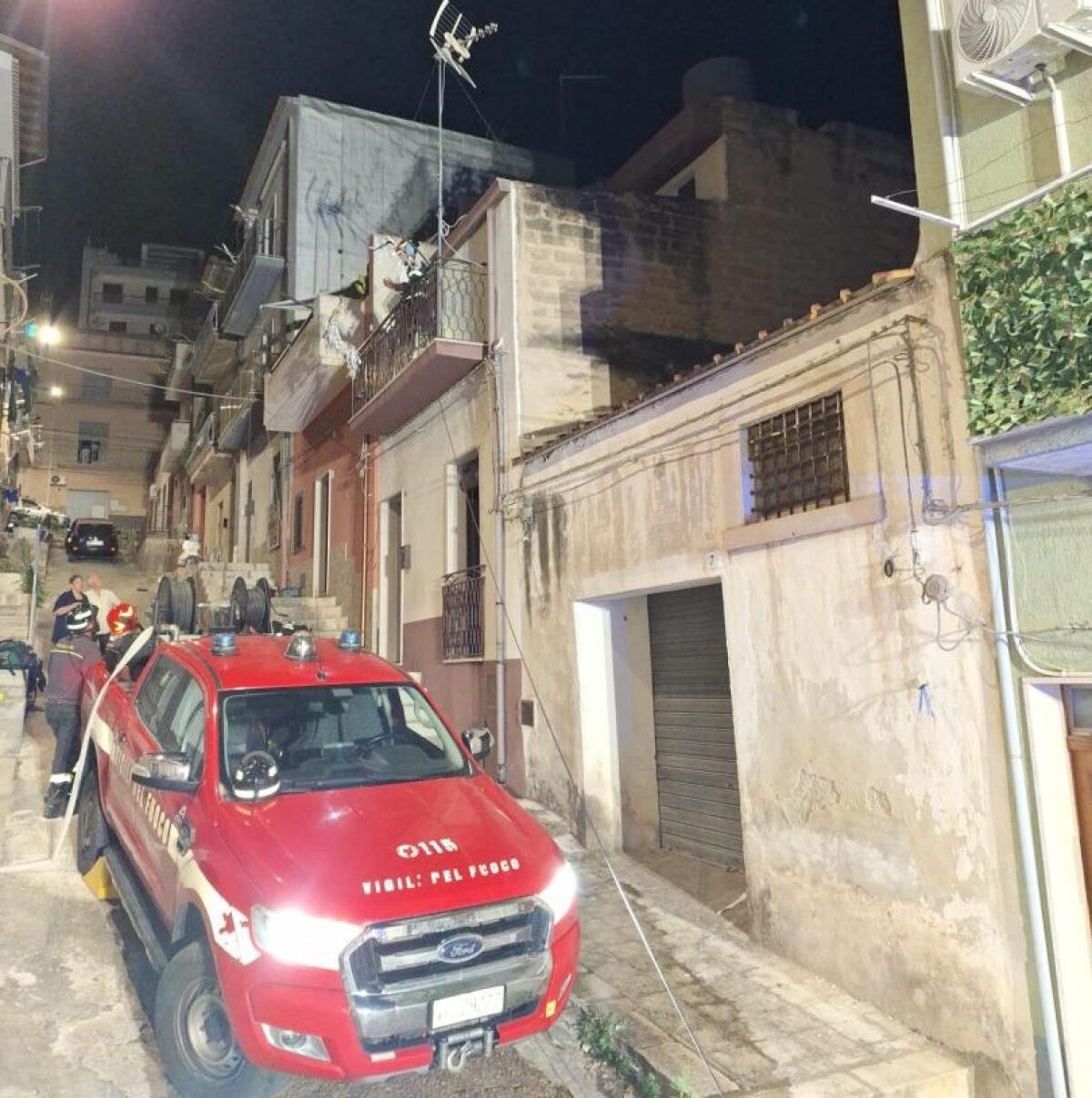 Incendio in un’abitazione del Ragusano, una donna tratta in salvo - 