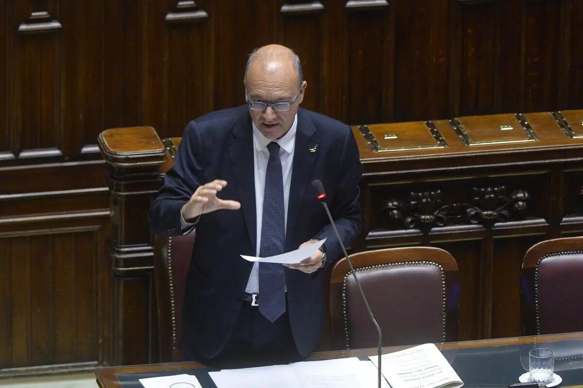 Scuola, Valditara “Sì a compiti su diario, stop a più verifiche lo stesso giorno” - 