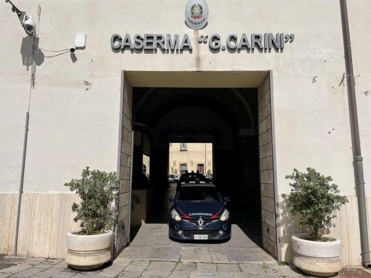 Rubano una borsa e due smartphone in spiaggia lungo il litorale Trapanese, geolocalizzati dall’app e arrestati - 
