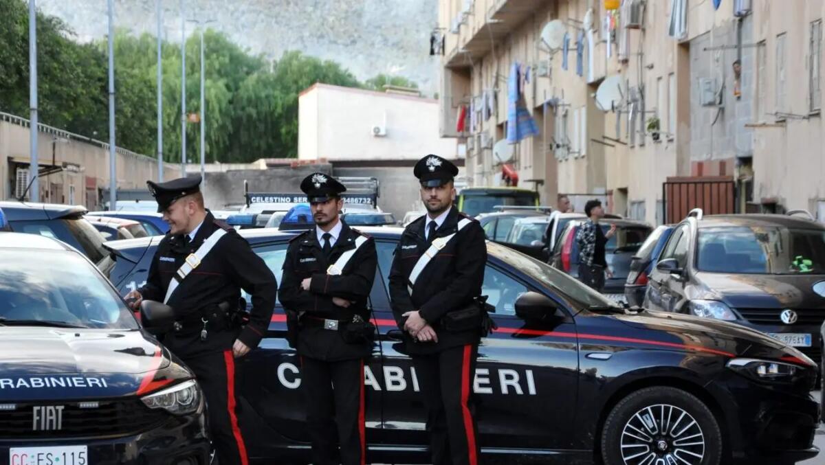Incendio allo Zen di Palermo, trovato in un magazzino il corpo carbonizzato di un uomo - 