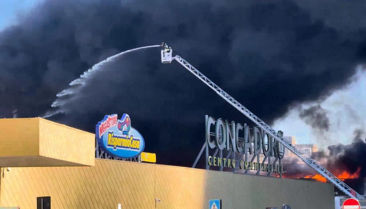 Incendio sul tetto del centro commerciale Conca d’Oro di Palermo, in corso le operazioni di evacuazione / Video - 