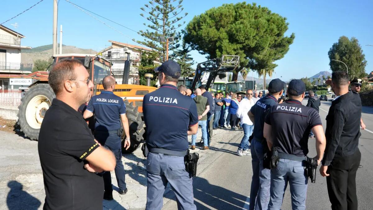 Caro carburanti, un gruppo di agricoltori blocca la statale Palermo-Agrigento - 