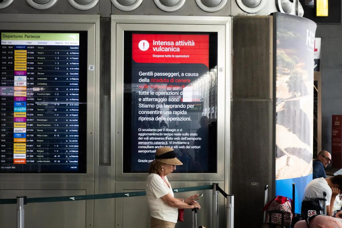 Etna, stop ai voli anche nella giornata odierna: aeroporto di Catania chiuso sino a mezzanotte - 