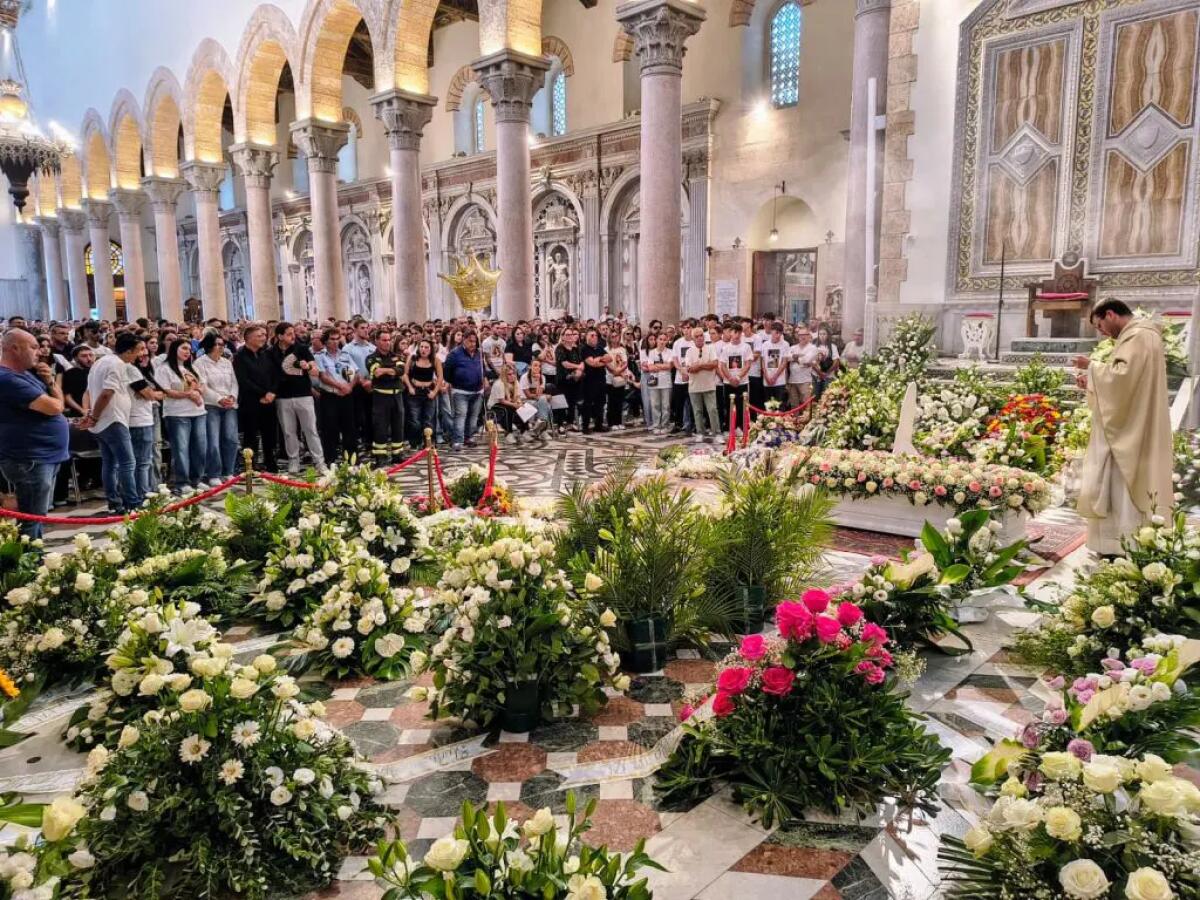 A Messina lacrime e commozione per l’ultimo saluto a Rebecca Galli, la 17enne morta in un grave incidente - 