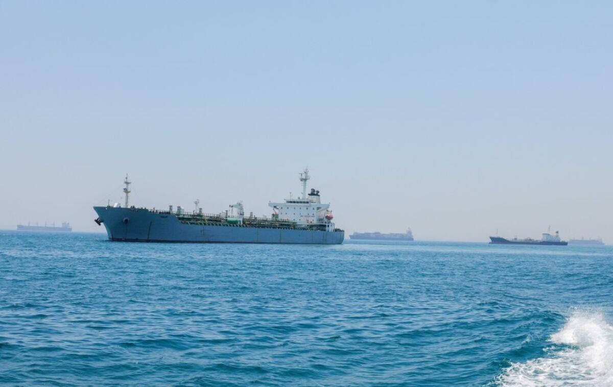 Petroliera colpita da tre proiettili nello Stretto di Hormuz, nessuna vittima - 