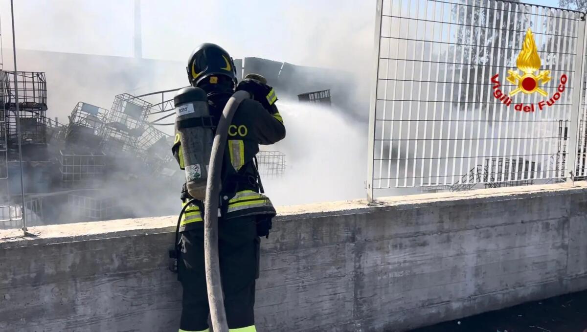 Incendio nella zona industriale di Catania, notte di lavoro per Vigili del Fuoco - 