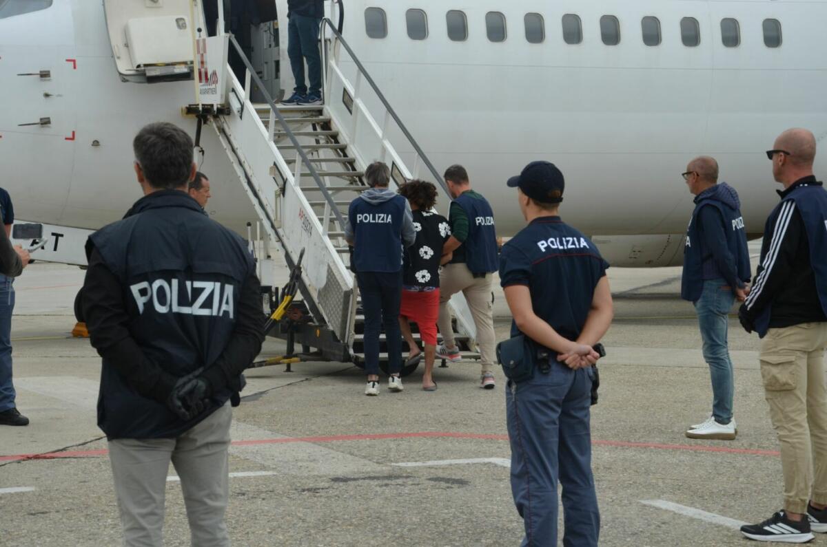 Contrasto all’immigrazione clandestina, espulsi 19 cittadini egiziani / Video - 