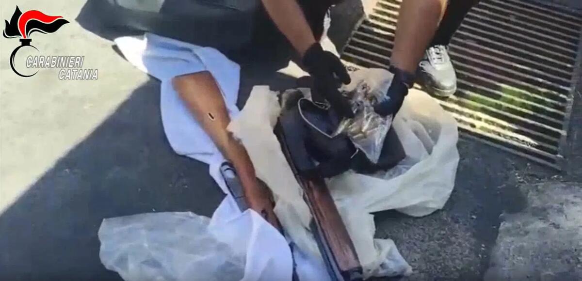 Nascondeva in garage arsenale e maschere per le rapine, 36enne arrestato a Catania - 