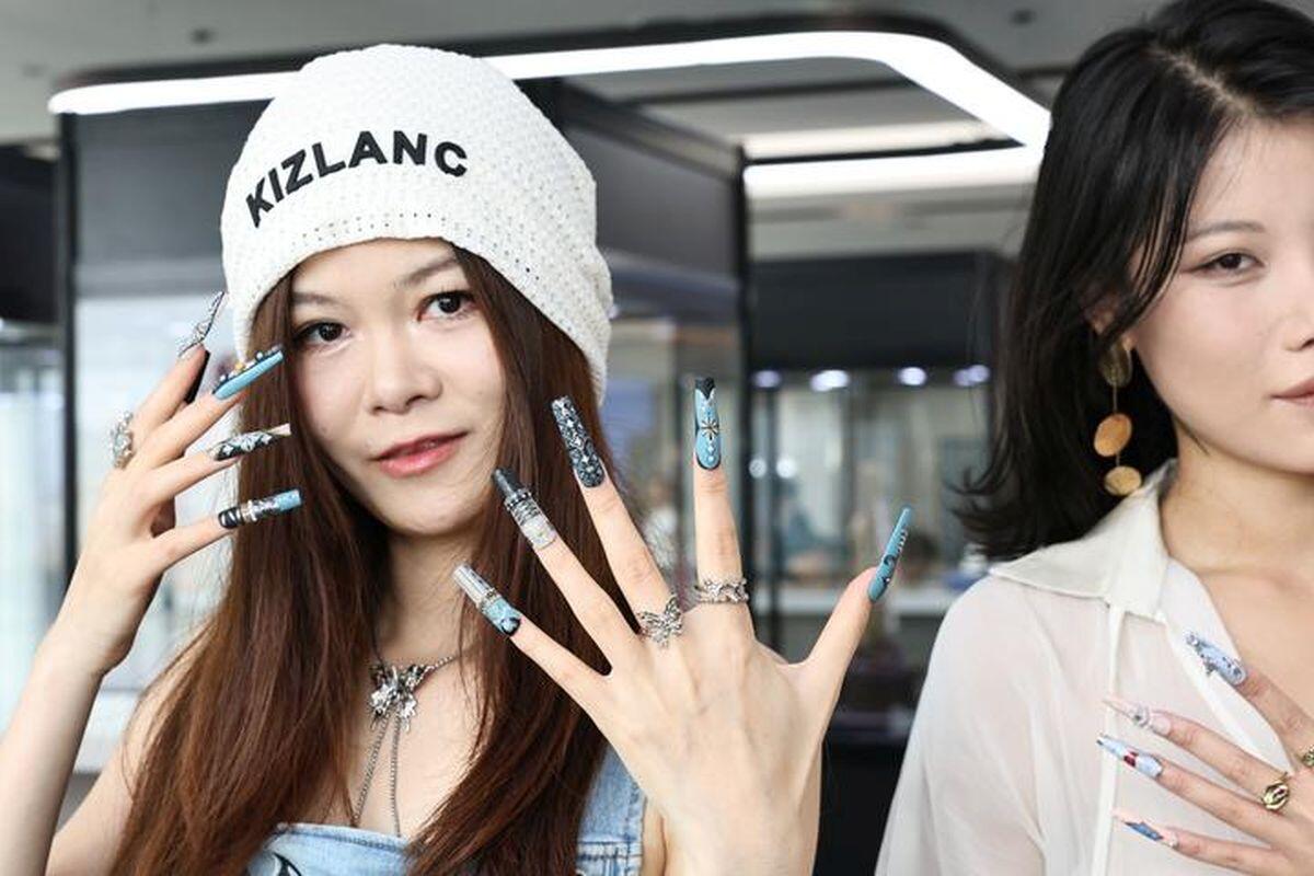 Dalla Cina a Milano, le unghie finte entrano nel mondo della moda - 