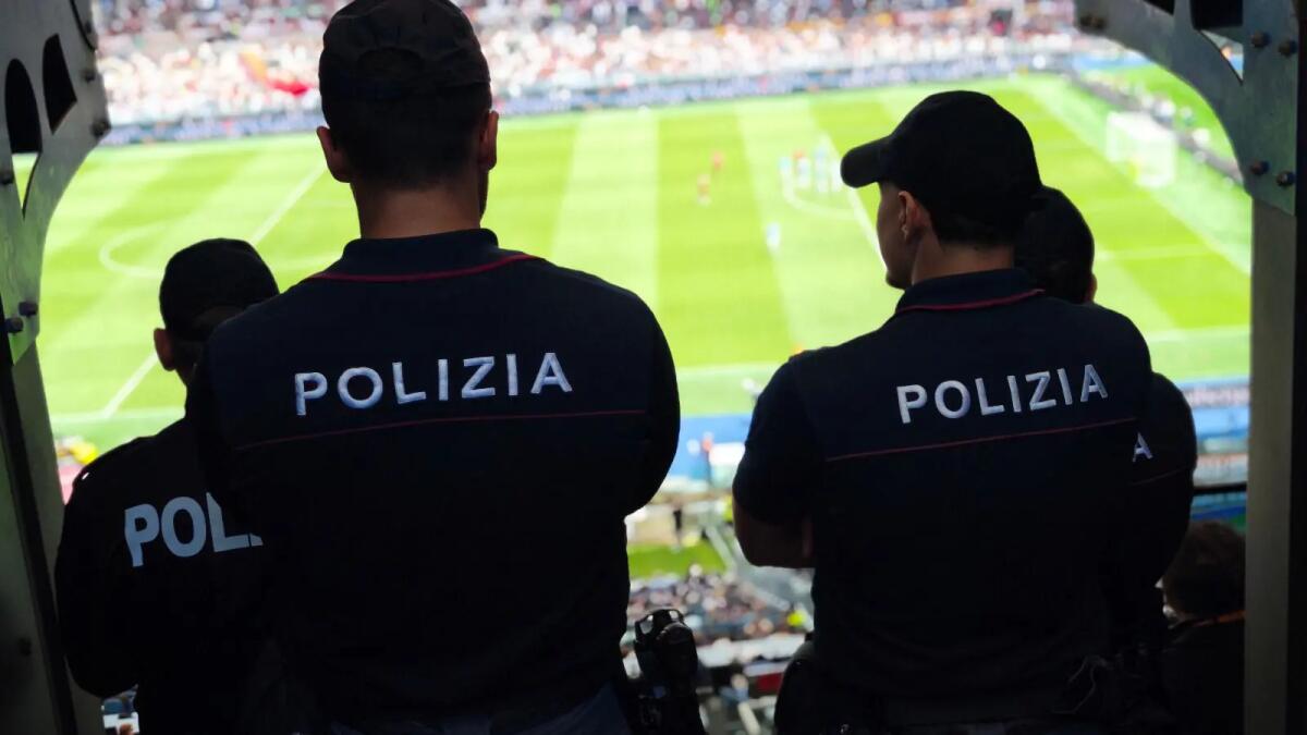 Daspo per 16 tifosi giallorossi dopo saluto romano durante Roma-Atalanta - 