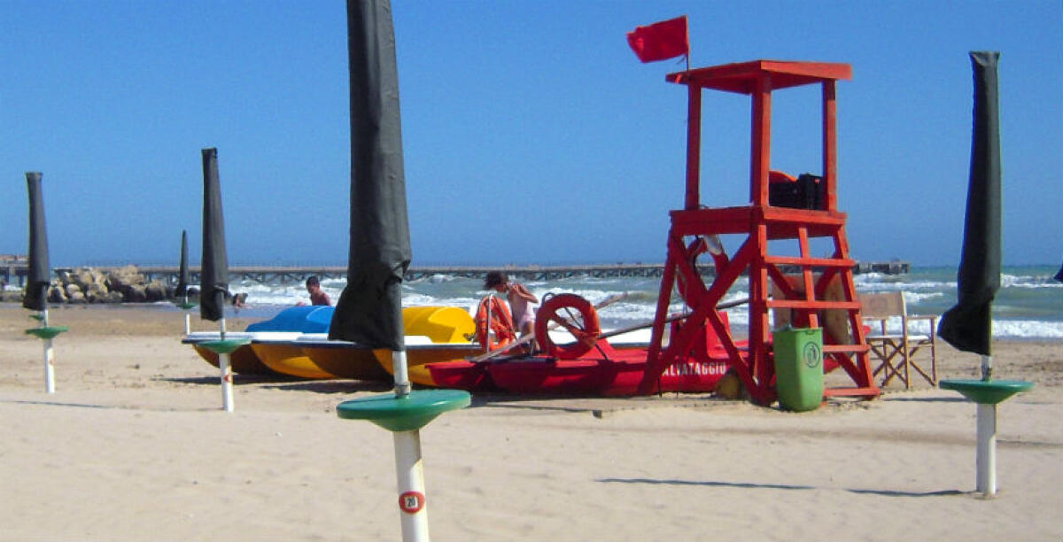  Malore in mare, bagnante soccorso sulla spiaggia libera nei pressi del Controcorrente - 