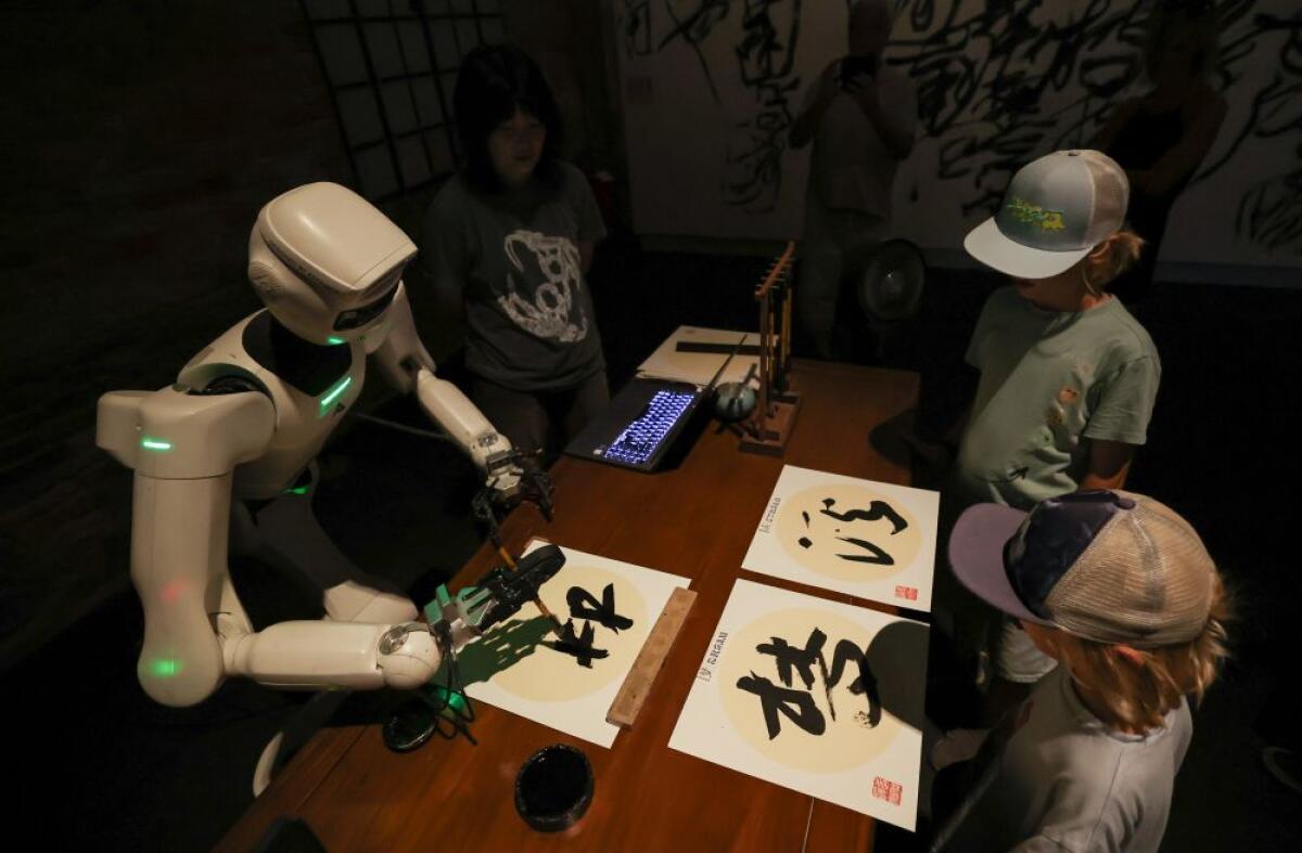 Biennale di Venezia, al padiglione cinese gli ideogrammi li scrive un robot - 