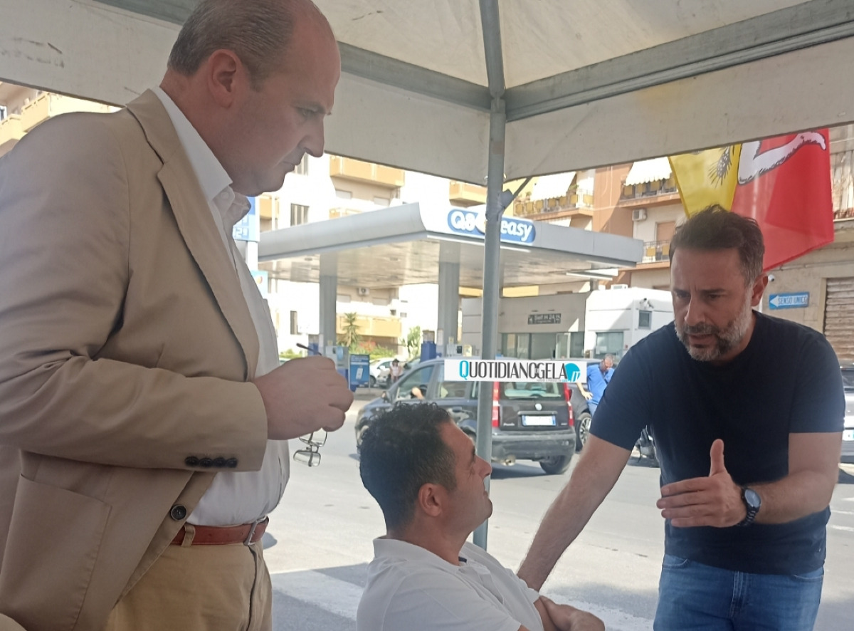 Corteo sanità, "sabato commercianti abbassino le saracinesche": Uil aderisce a manifestazione - Il sindaco Di Stefano al presidio insieme all'assessore Franzone e al parlamentare Ars Di Paola