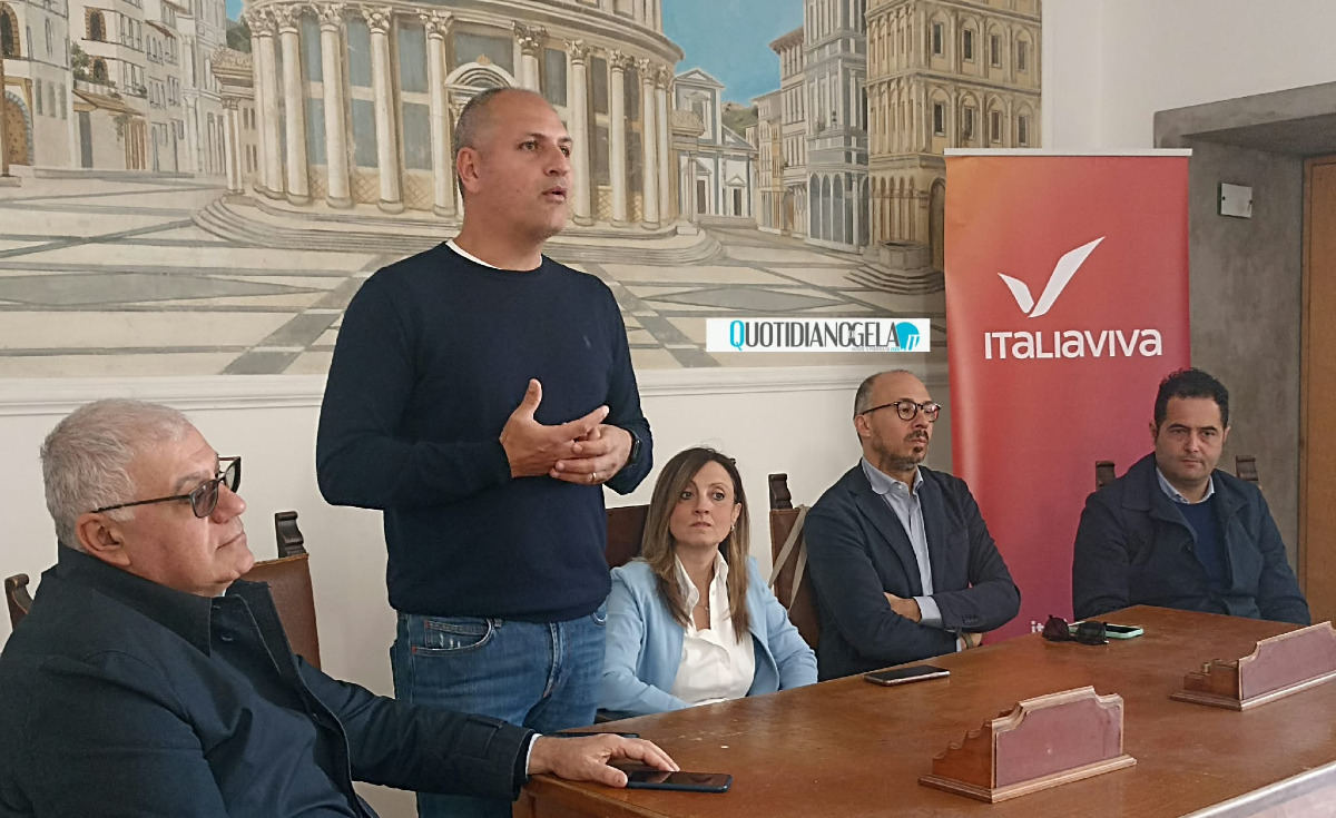 Di Stefano-Iv, in serata si è tenuto l'incontro: un primo confronto ma senza impegni reciproci - Dirigenti renziani insieme a Di Stefano