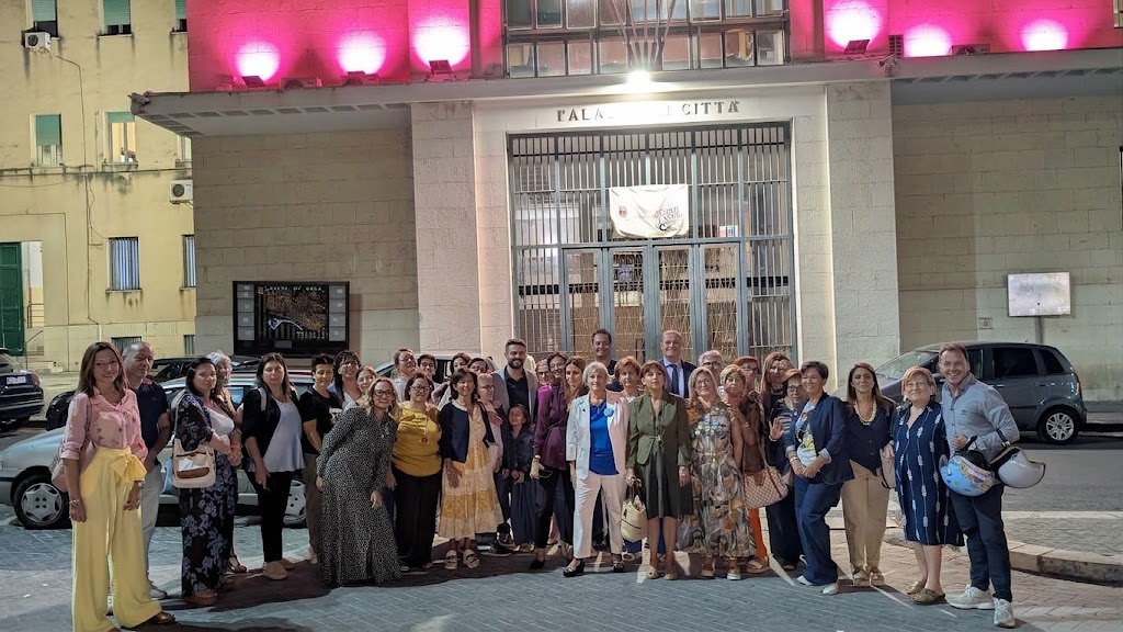 Lotta contro il tumore al seno, per una sera municipio colorato di rosa - 