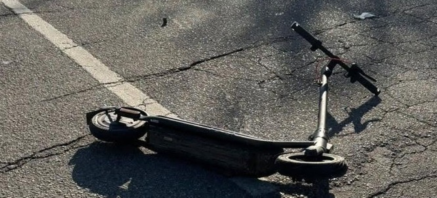 Tre feriti per l'impatto tra un'automobile e un monopattino: trasferiti in ospedale - 
