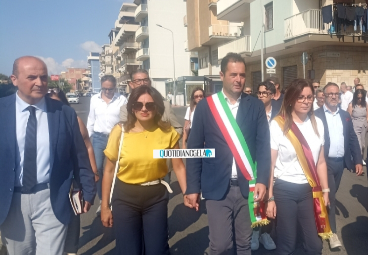 Vertenza sanità, "presidio sarà tolto e riattivato ogni quindici giorni, non molliamo": "Via manager" - Di Stefano in testa al corteo di questa mattina