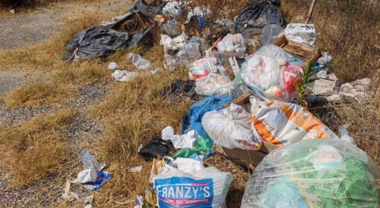 Rifiuti abbandonati sistematicamente a Borgo Manfria, quattordici imputati davanti al giudice - 