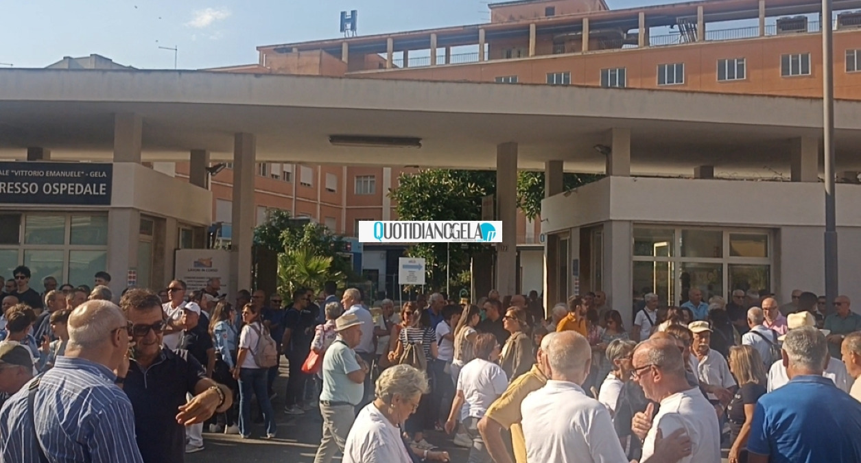 Vertenza sanità e proteste, Asp batte un colpo: assunzioni di medici prossimi alla specializzazione - Masniestanti davanti al nosocomio Vittorio Emanuele