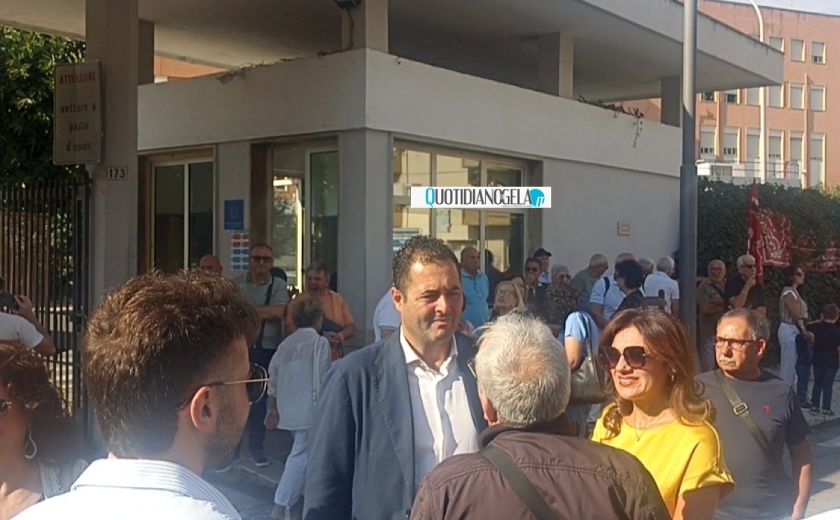 "Nessuna querela a cittadini gelesi", Asp tenta di chiarire: "Non si alimenti confusione" - Il sindaco Terenziano Di Stefano davanti all'ospedale prima della manifestazione 