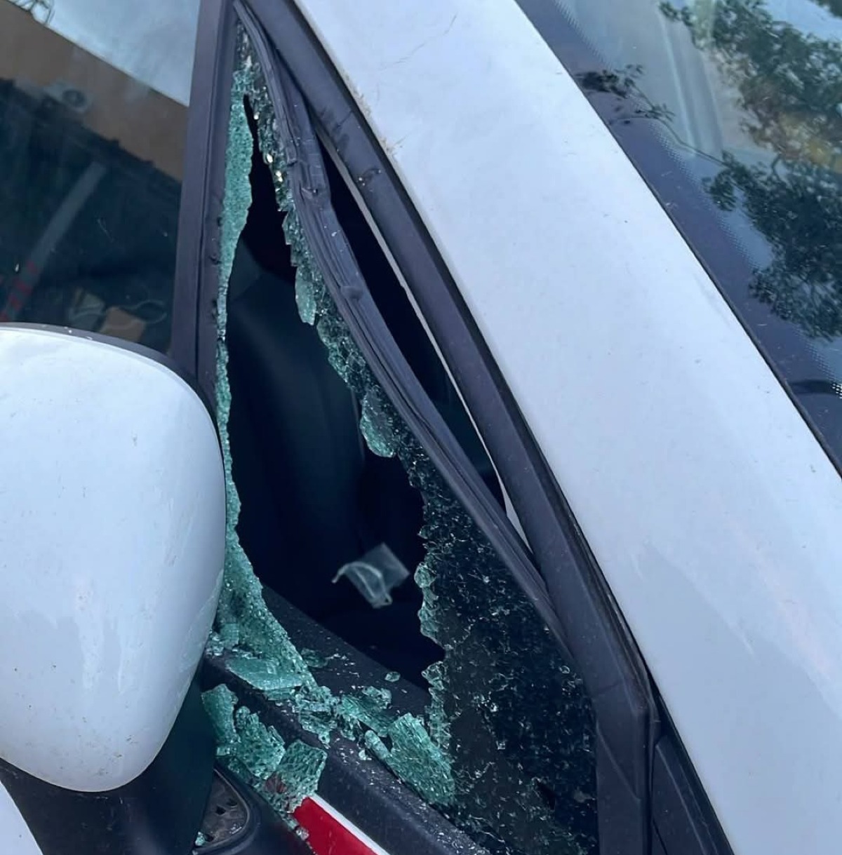 Vandalizzata un'auto della Croce rossa, nuova incursione a danno del comitato locale  - 