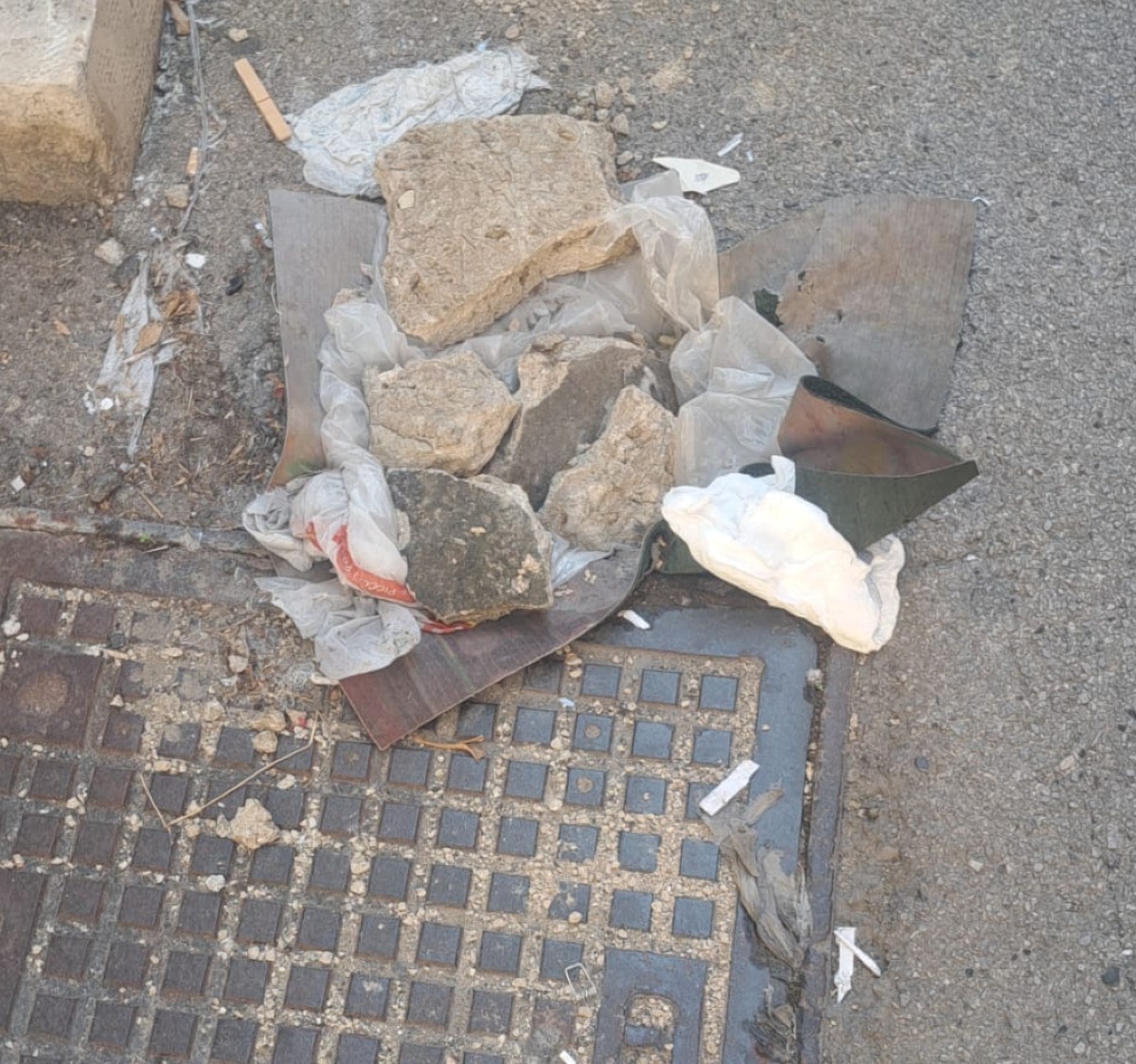 Via Nilo, falla nell'asfalto: "Da mesi chiediamo interventi per ripararla" - 