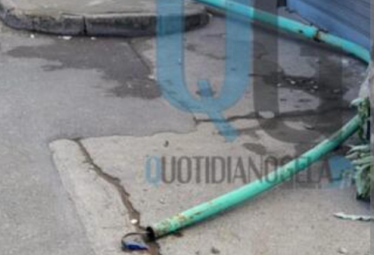 Palo dell'illuminazione finisce sulle auto in via Parioli - 