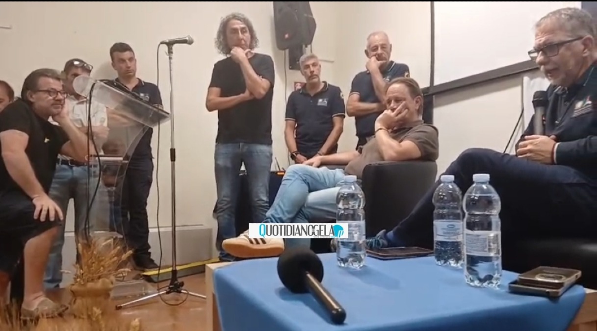 Niscemi, contributi a imprese in affitto: Conti, "sanato vuoto normativo" - Conti insieme al commissario Ciciliano e ad alcuni esercenti 